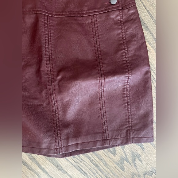 Free People Faux Vegan Leather Maroon Red Mini Skirt - Size 6 - Picture 3 of 7